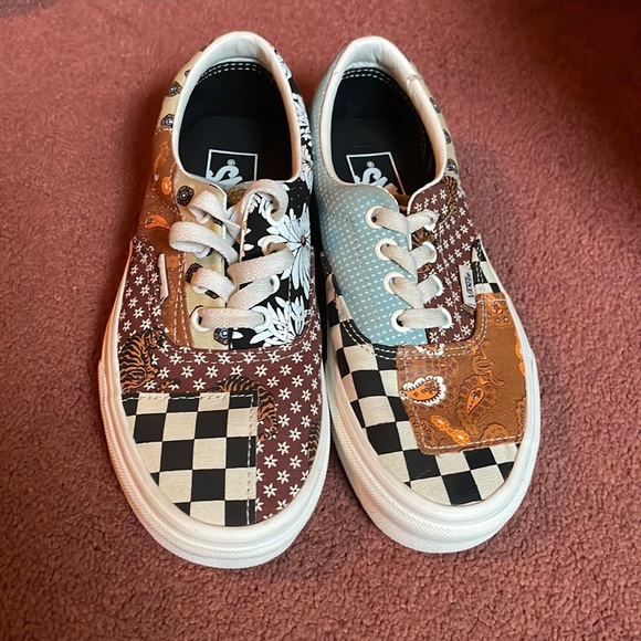 Vans Shoes - NWT vans size 5 with tiger pattern